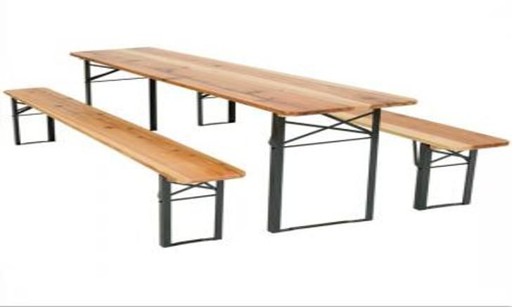 Houten tafel met banken